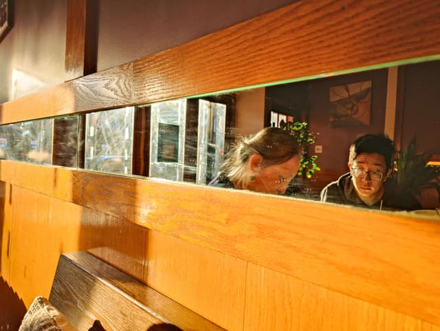 Photo a mother and son ordering in a restaruant